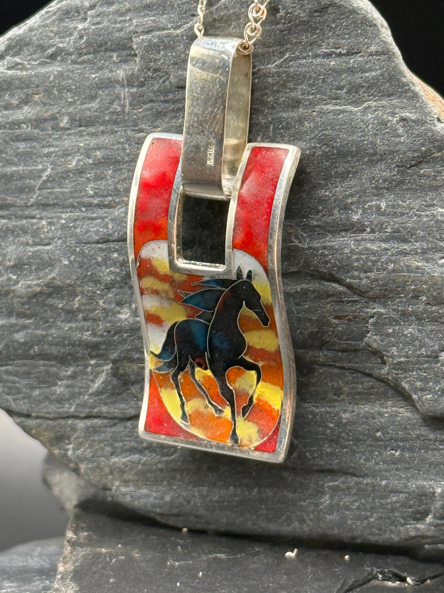 Tulesündinud täku ripats – Minanqari emailiga