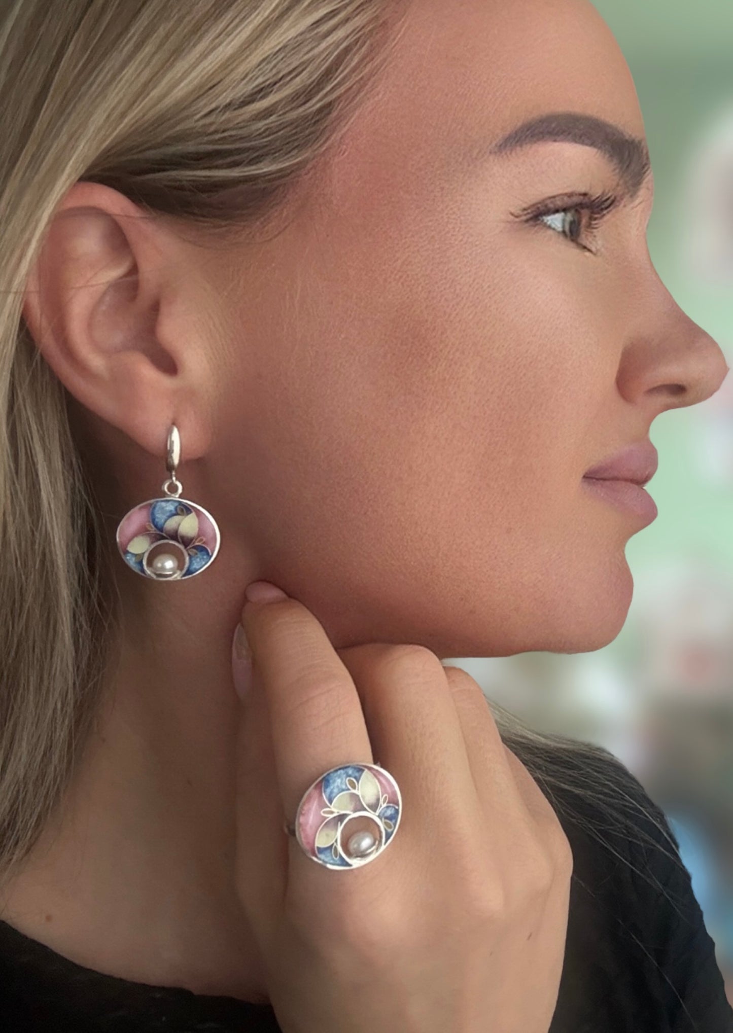 Kõrvarõngaste ja sõrmuse komplekt „Õitsev pärl“ – Minanqari hõbe ja email