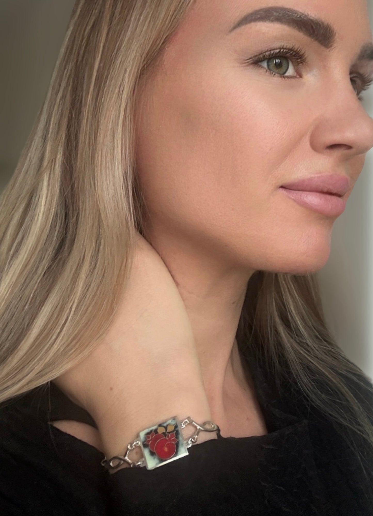 Käevõru “Punane granaatõun” - Minanqari hõbe ja email