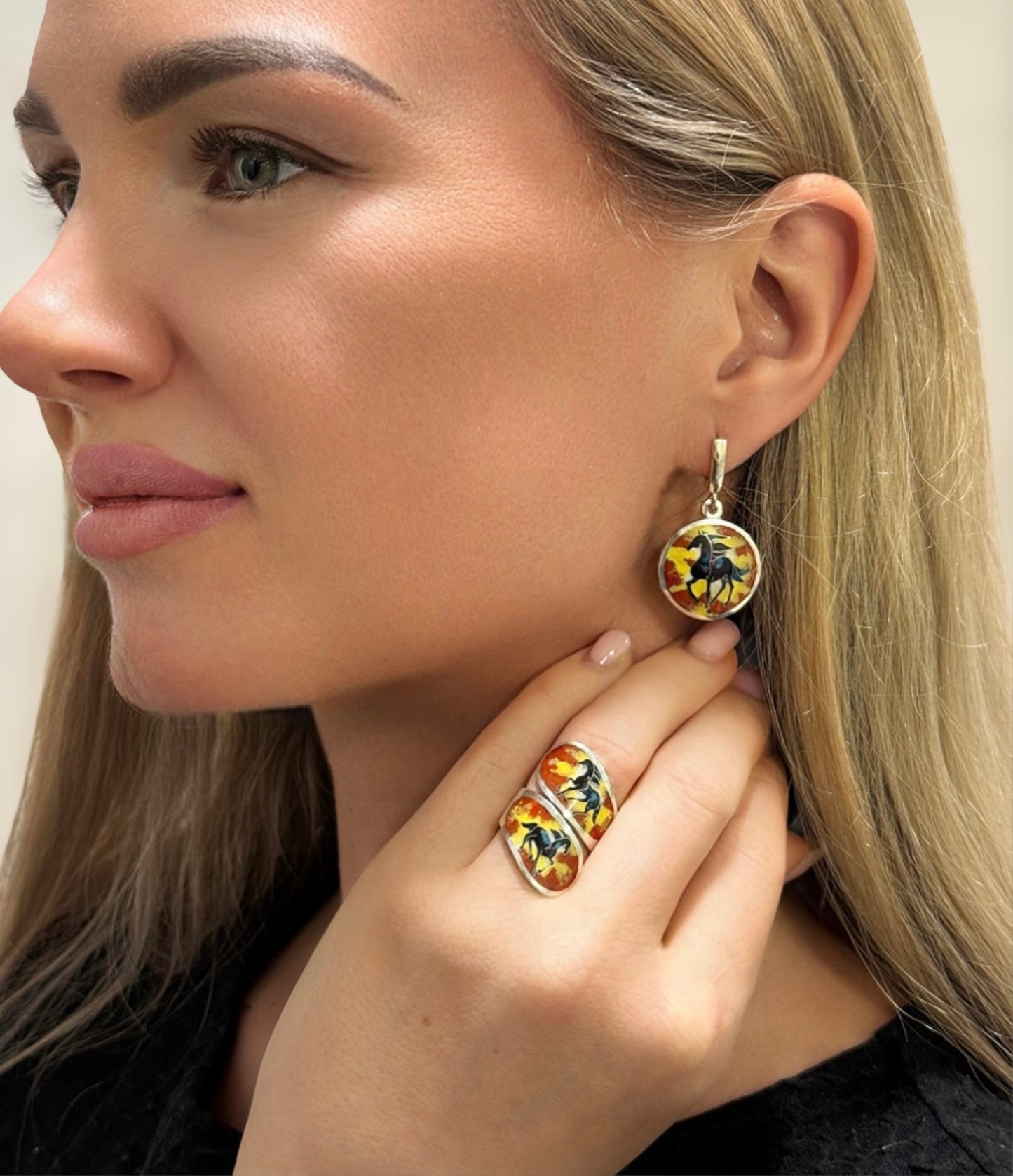 Ювелирные украшения «Огненный конь» — Минанкари, серебро и эмаль.