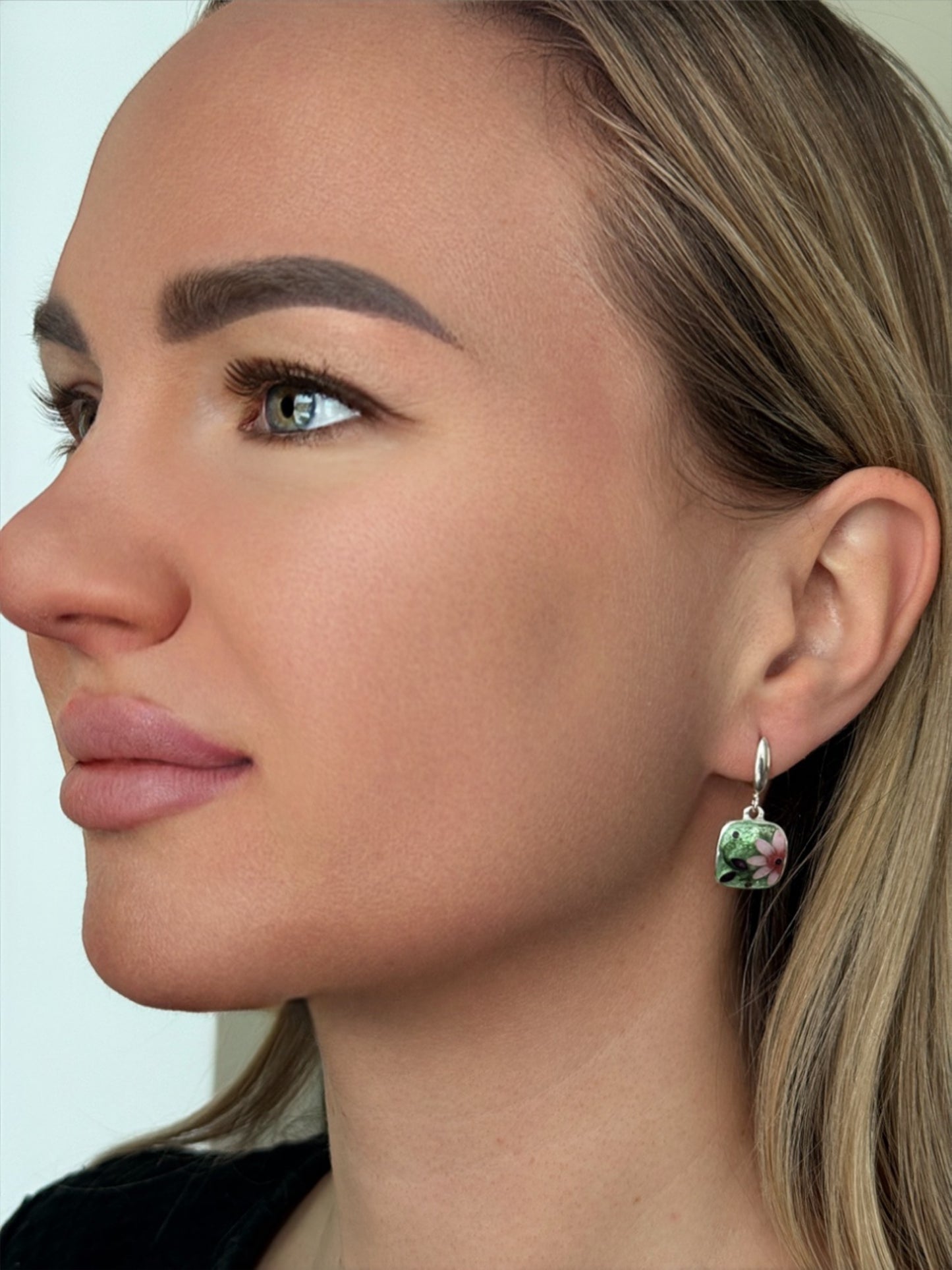 Kõrvarõngad “Kevadine õis” – Minanqari hõbe ja email