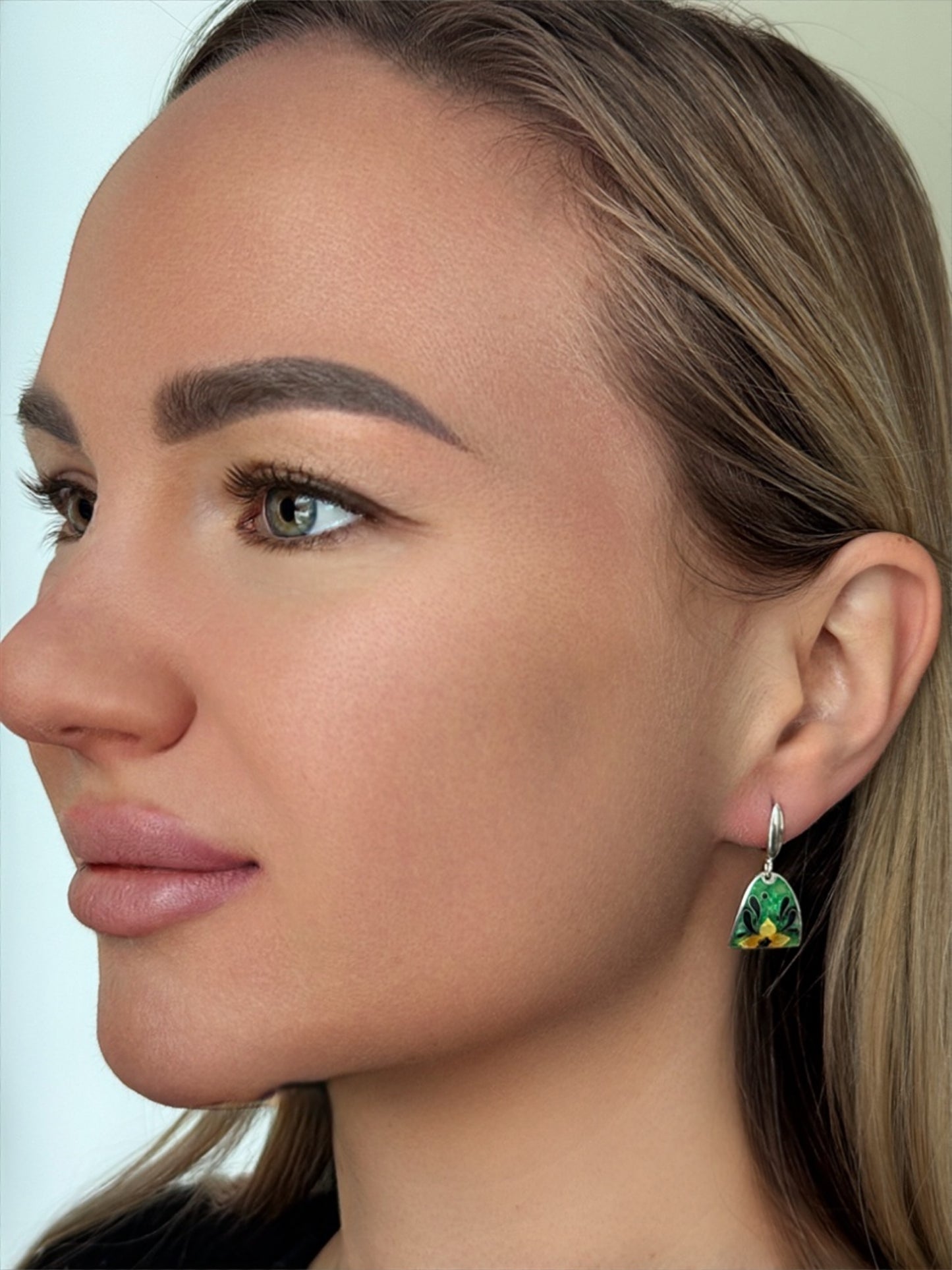 Kõrvarõngad “Smaragdõis” – Minanqari hõbe ja email