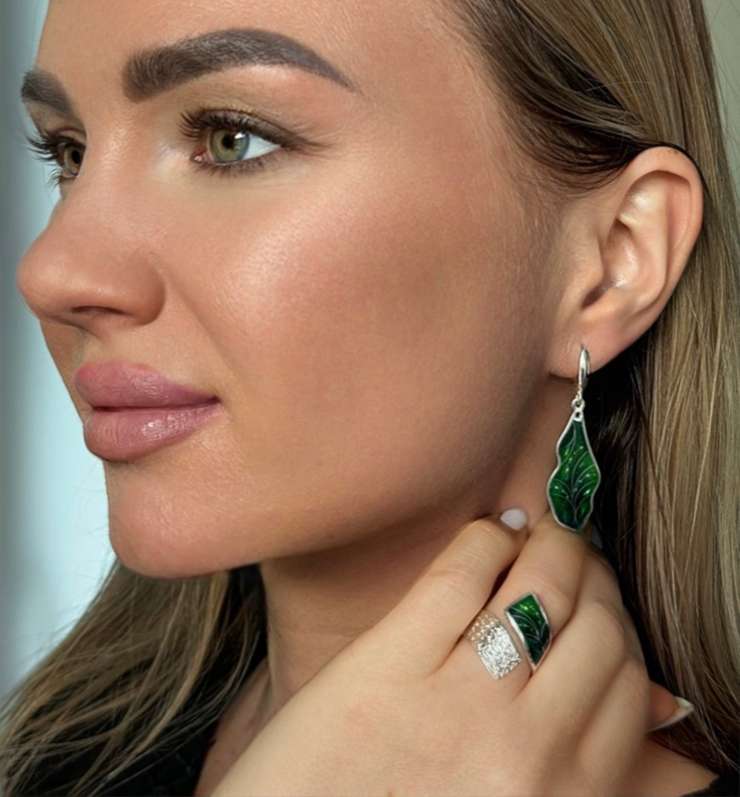 Ювелирные украшения «Изумрудный лист» – Минанкари, серебро и эмаль.