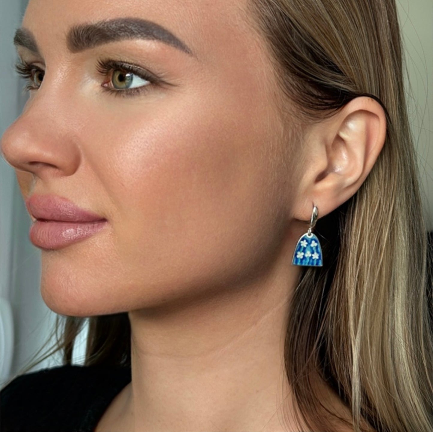 Kõrvarõngad “Sinine aed” – Minanqari hõbe ja email