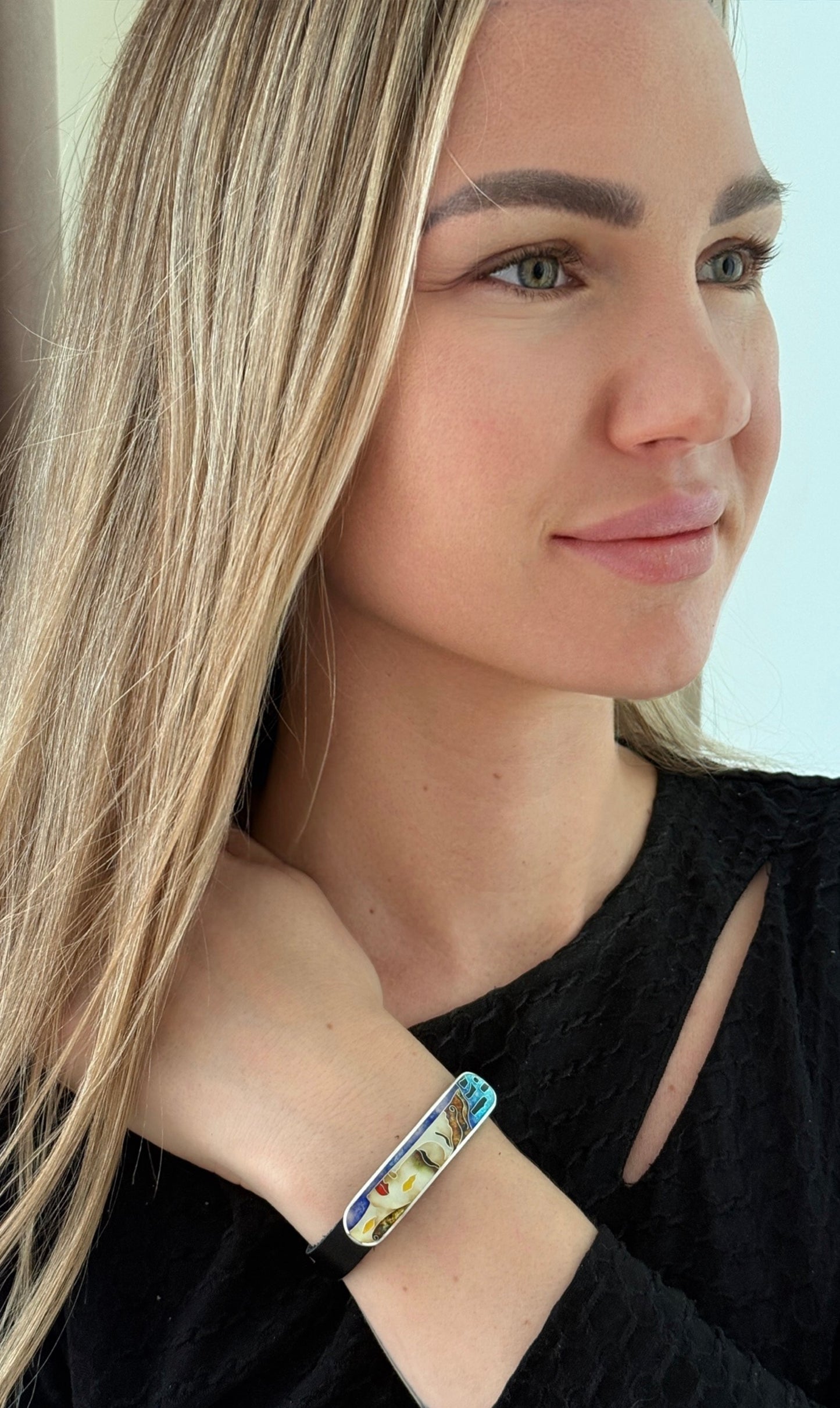 Käevõru „Kuldsed pisarad“ – hõbedane ja emailitud kunstimotiiv