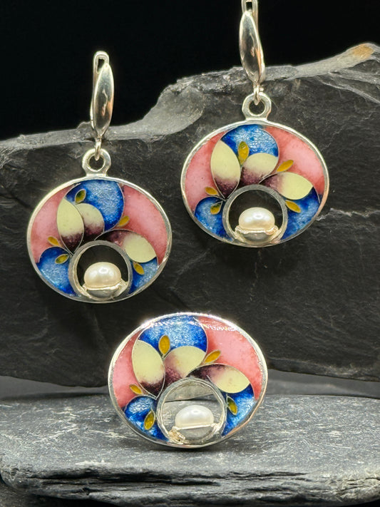 Комплект из сережек и кольца «Цветущая жемчужина» — серебро и эмаль в стиле Минанкари.