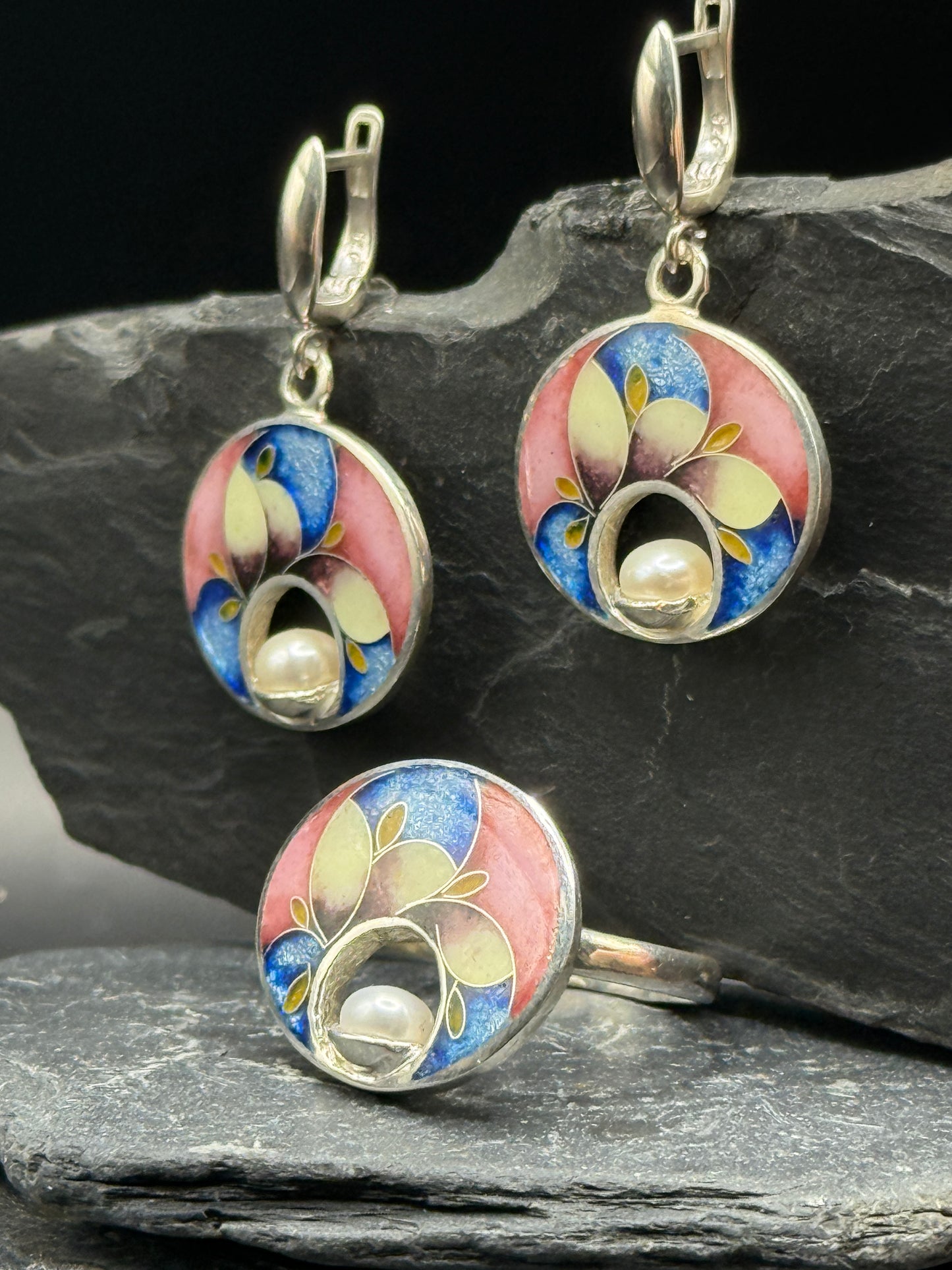 Комплект из сережек и кольца «Цветущая жемчужина» — серебро и эмаль в стиле Минанкари.