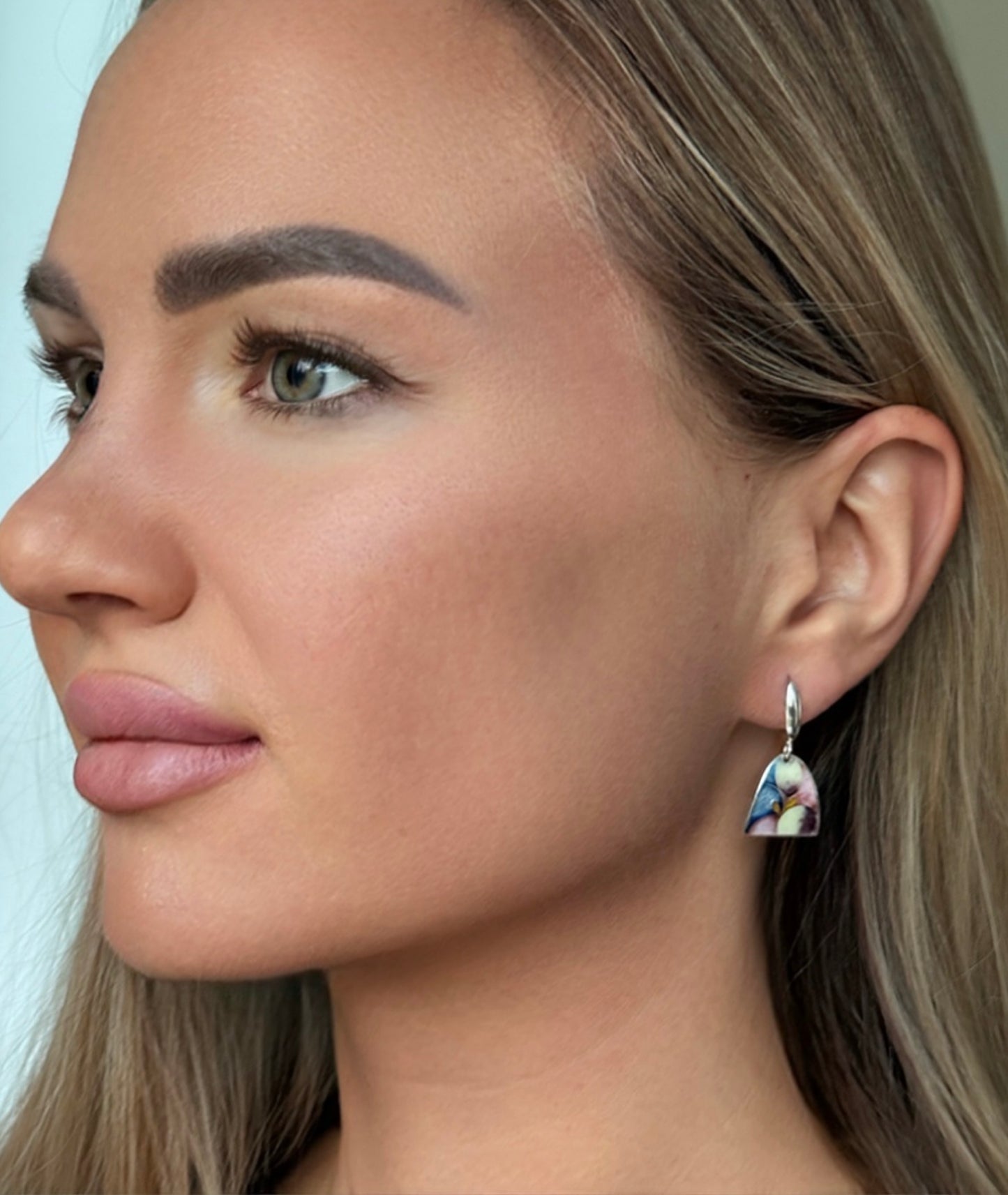 Kõrvarõngad “Pastellõis” – Minanqari hõbe ja email