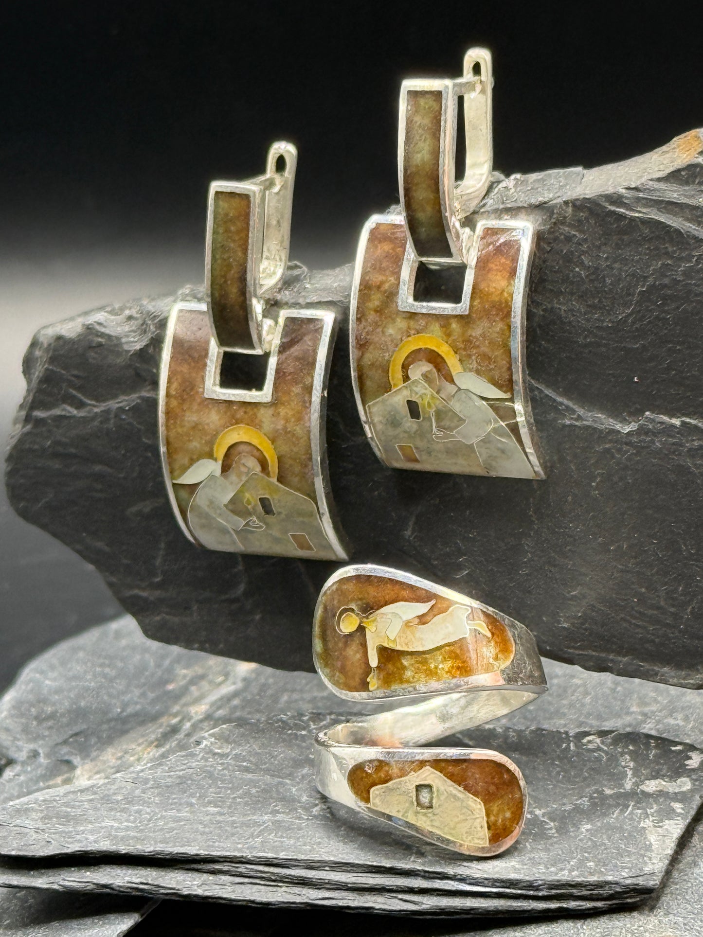 Комплект из сережек и кольца «Священная тишина» — серебро и эмаль в стиле Минанкари.