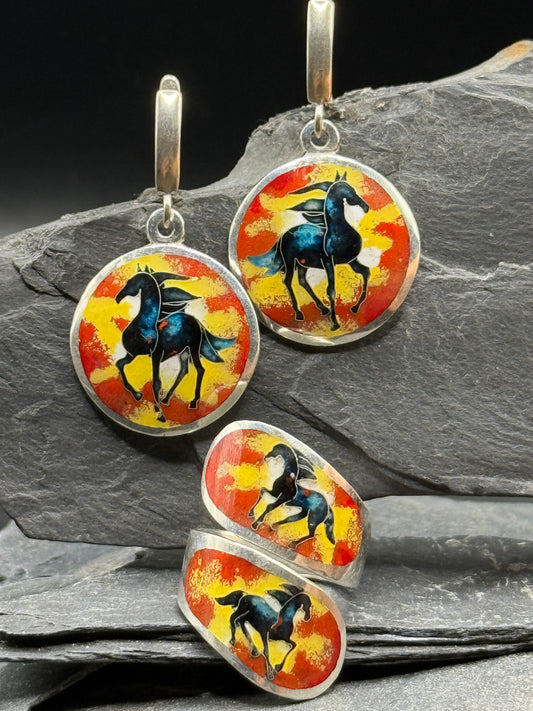 Ювелирные украшения «Огненный конь» — Минанкари, серебро и эмаль.