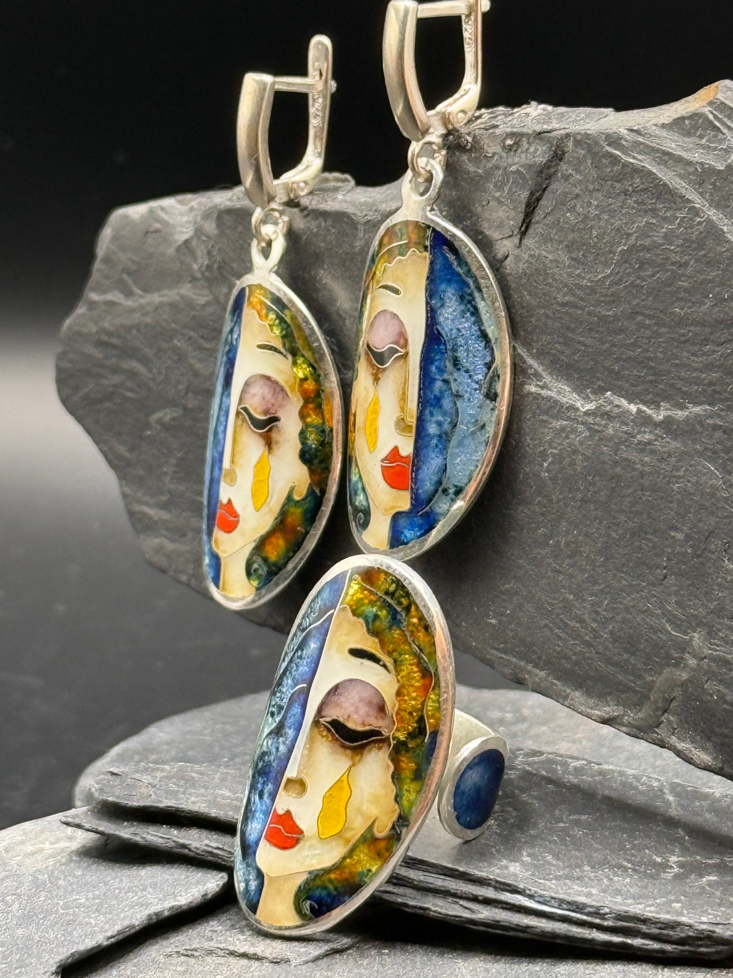 Ювелирные украшения «Золотые слезы» — Минанкари, серебро и эмаль.