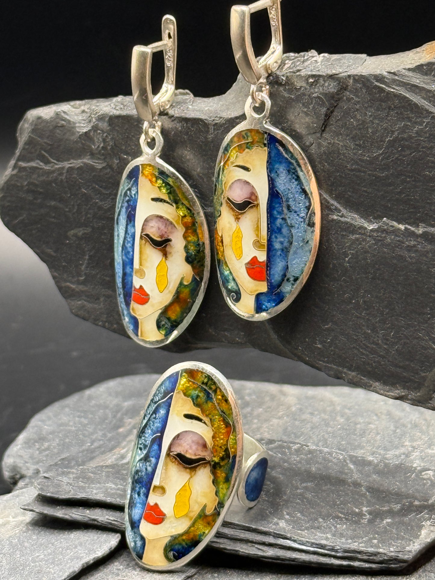 Ювелирные украшения «Золотые слезы» — Минанкари, серебро и эмаль.