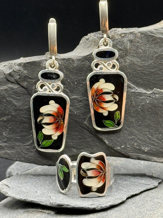 Комплект из сережек и кольца «Полуночный цветок» — серебро и эмаль в стиле Минанкари.