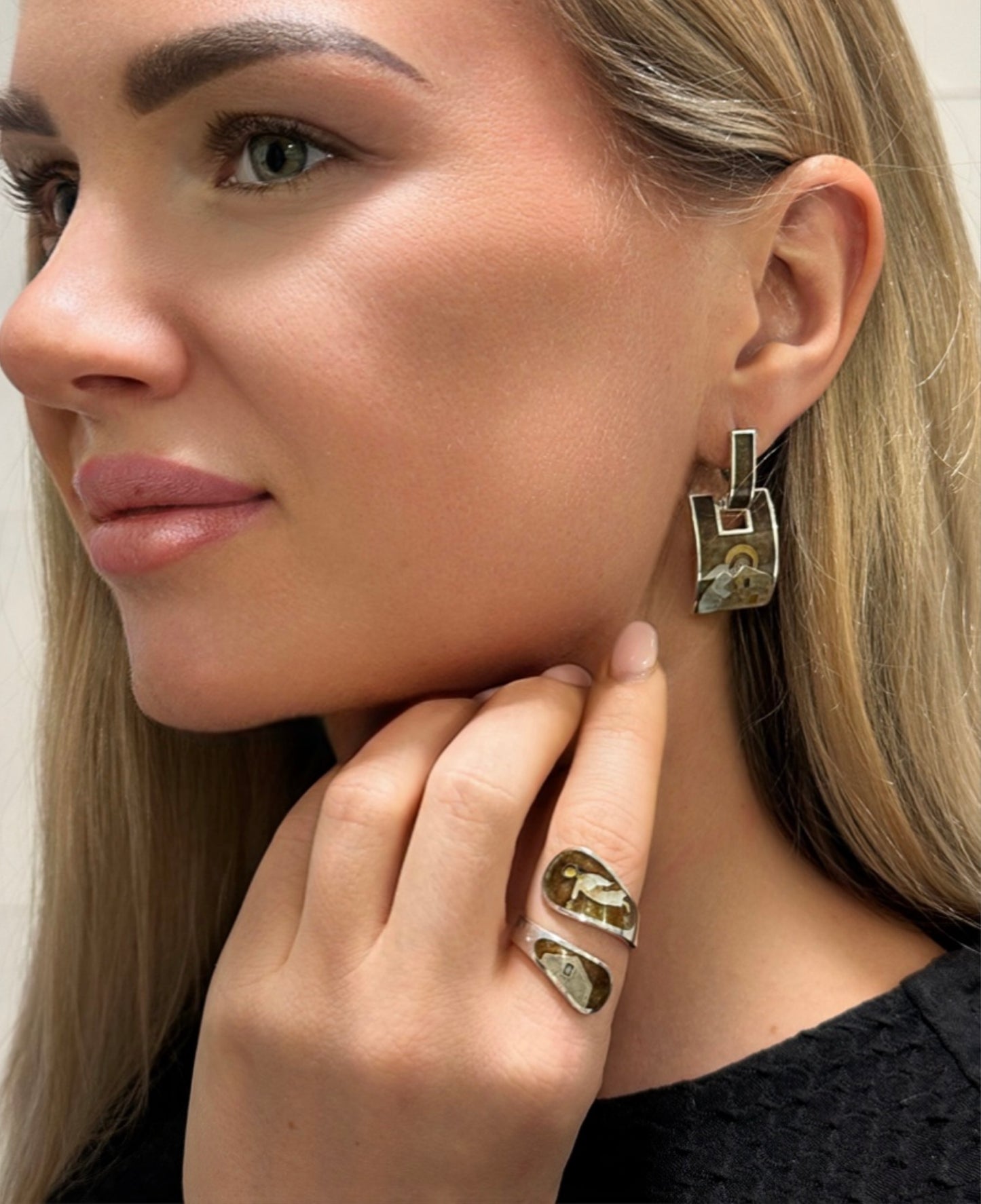 Комплект из сережек и кольца «Священная тишина» — серебро и эмаль в стиле Минанкари.