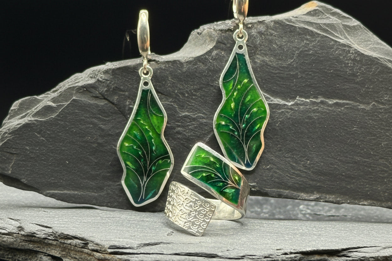 Ювелирные украшения «Изумрудный лист» – Минанкари, серебро и эмаль.