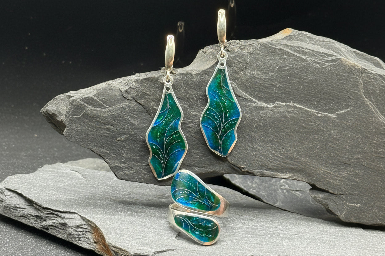 Ювелирные украшения «Изумрудный поток» – Минанкари, серебро и эмаль.