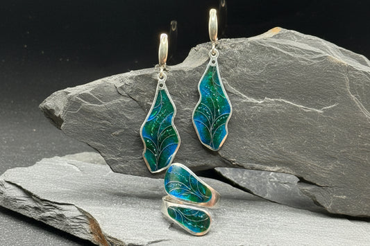 Ювелирные украшения «Изумрудный поток» – Минанкари, серебро и эмаль.