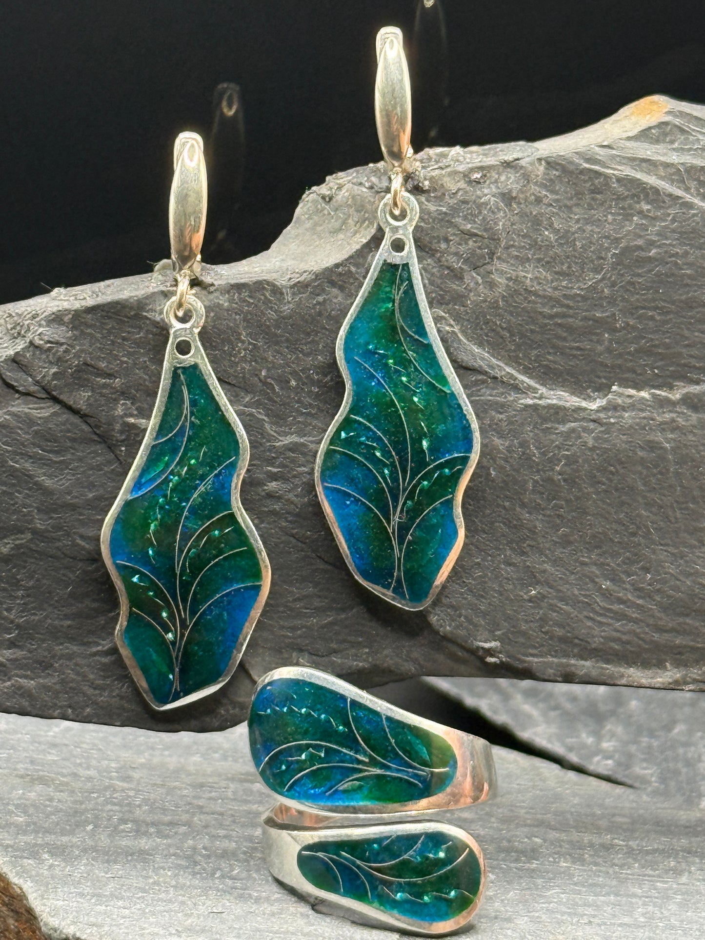 Ювелирные украшения «Изумрудный поток» – Минанкари, серебро и эмаль.