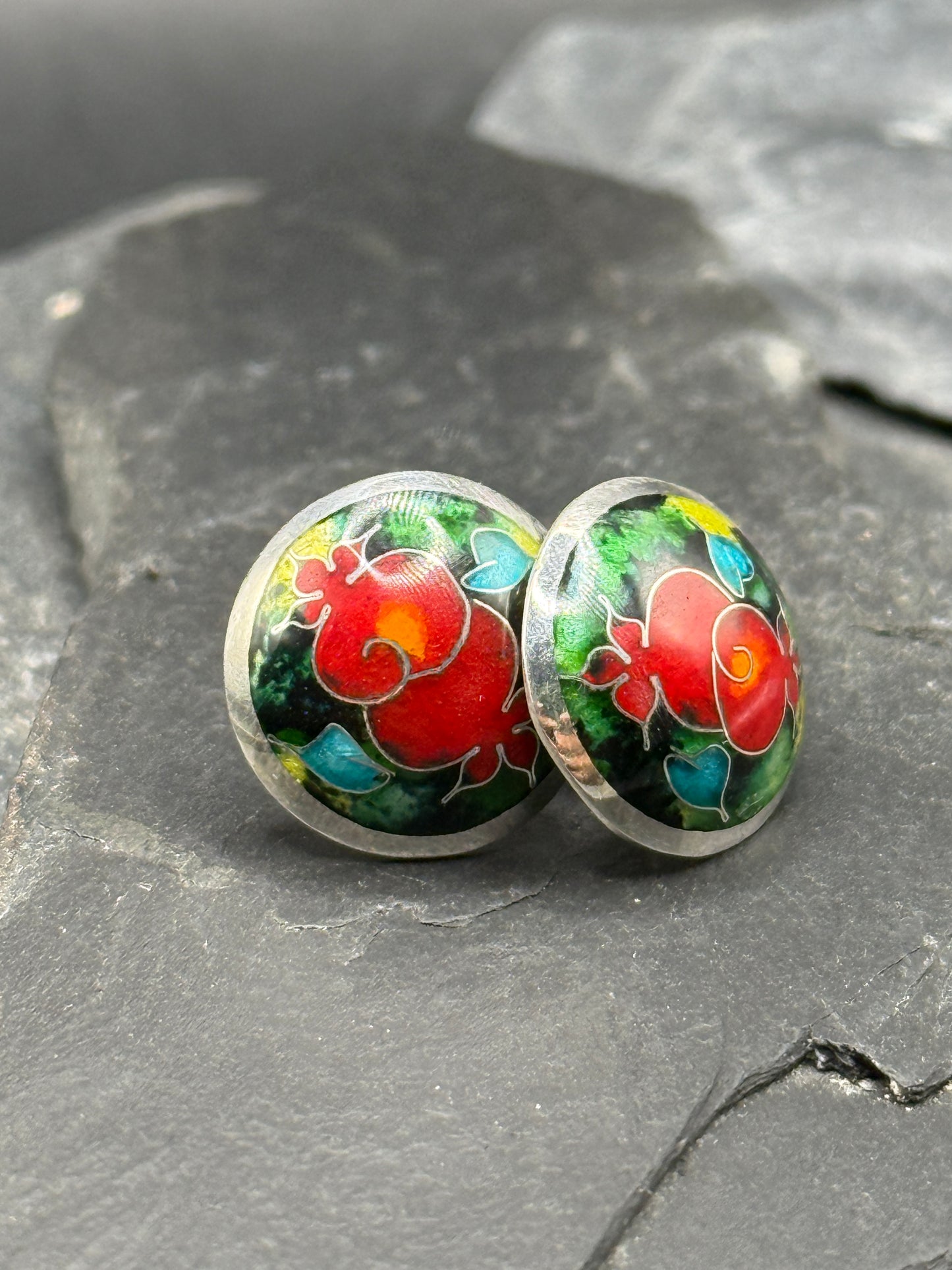 Kõrvarõngad "Granaatõunaga cloisonné kõrvarõngad" – käsitööna valminud emailiga