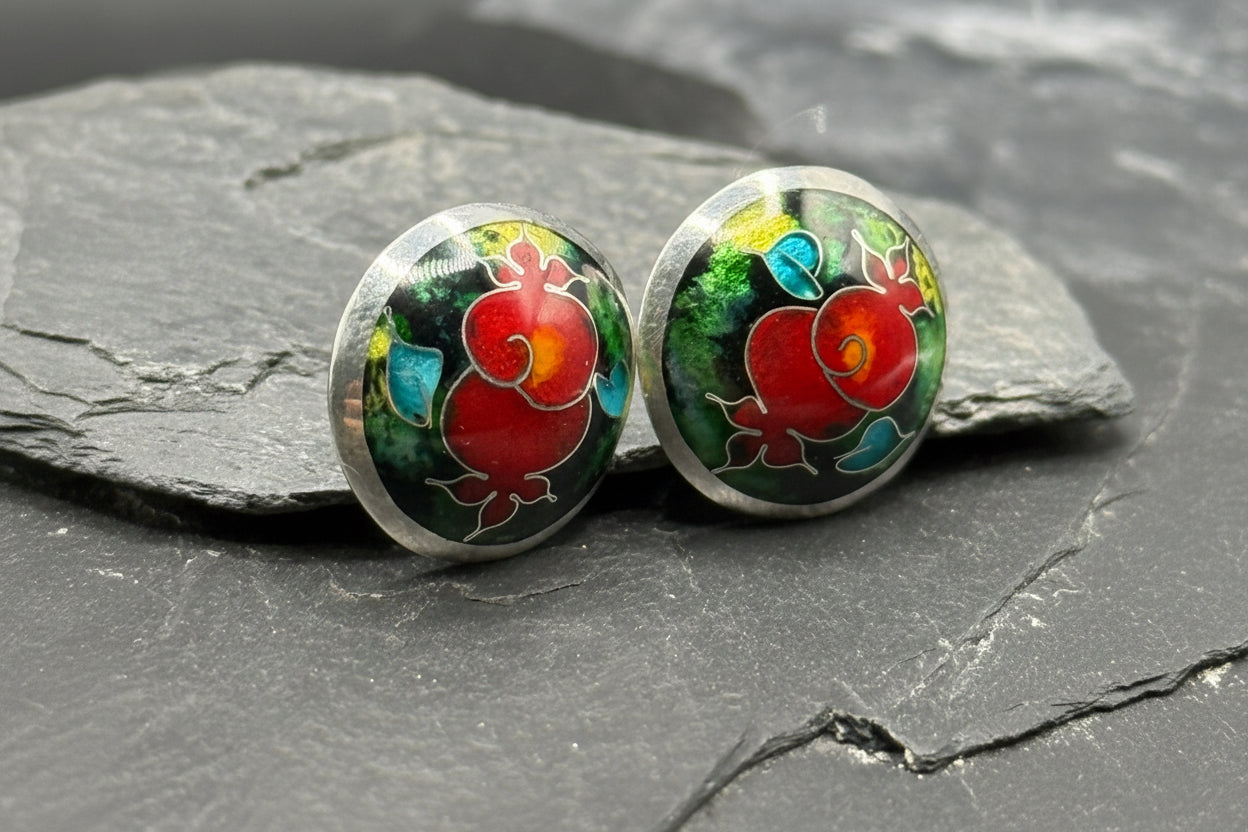 Kõrvarõngad "Granaatõunaga cloisonné kõrvarõngad" – käsitööna valminud emailiga