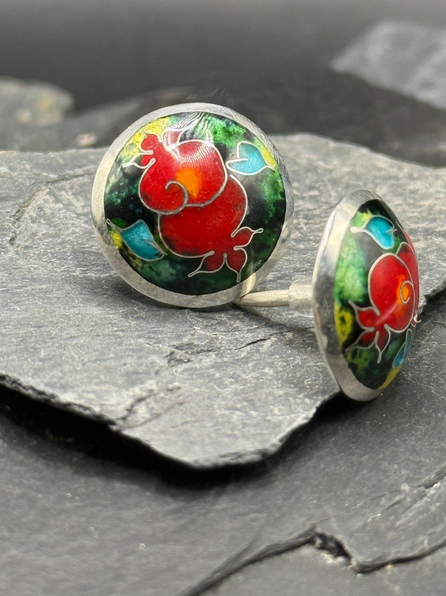 Kõrvarõngad "Granaatõunaga cloisonné kõrvarõngad" – käsitööna valminud emailiga