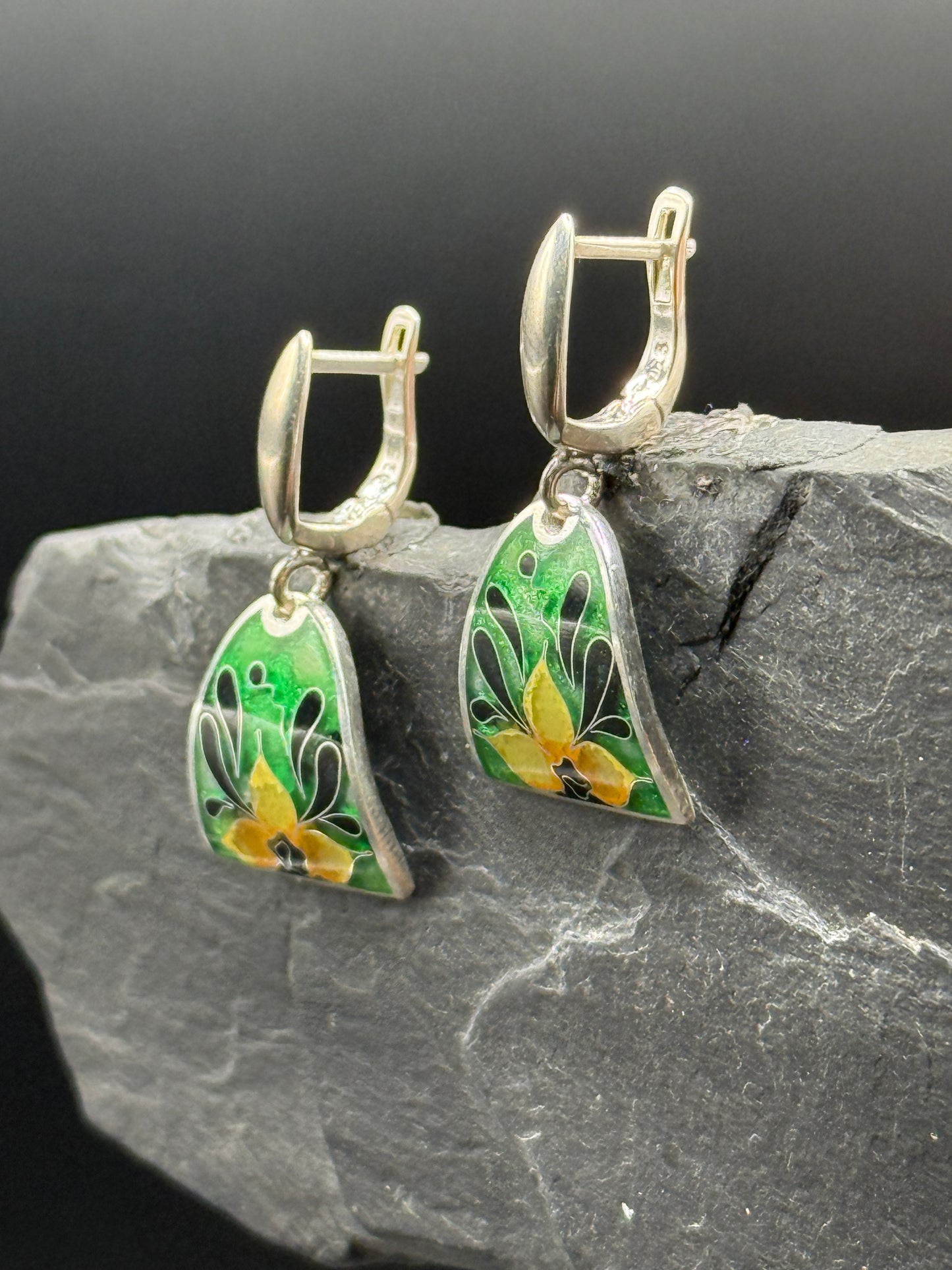 Kõrvarõngad “Smaragdõis” – Minanqari hõbe ja email