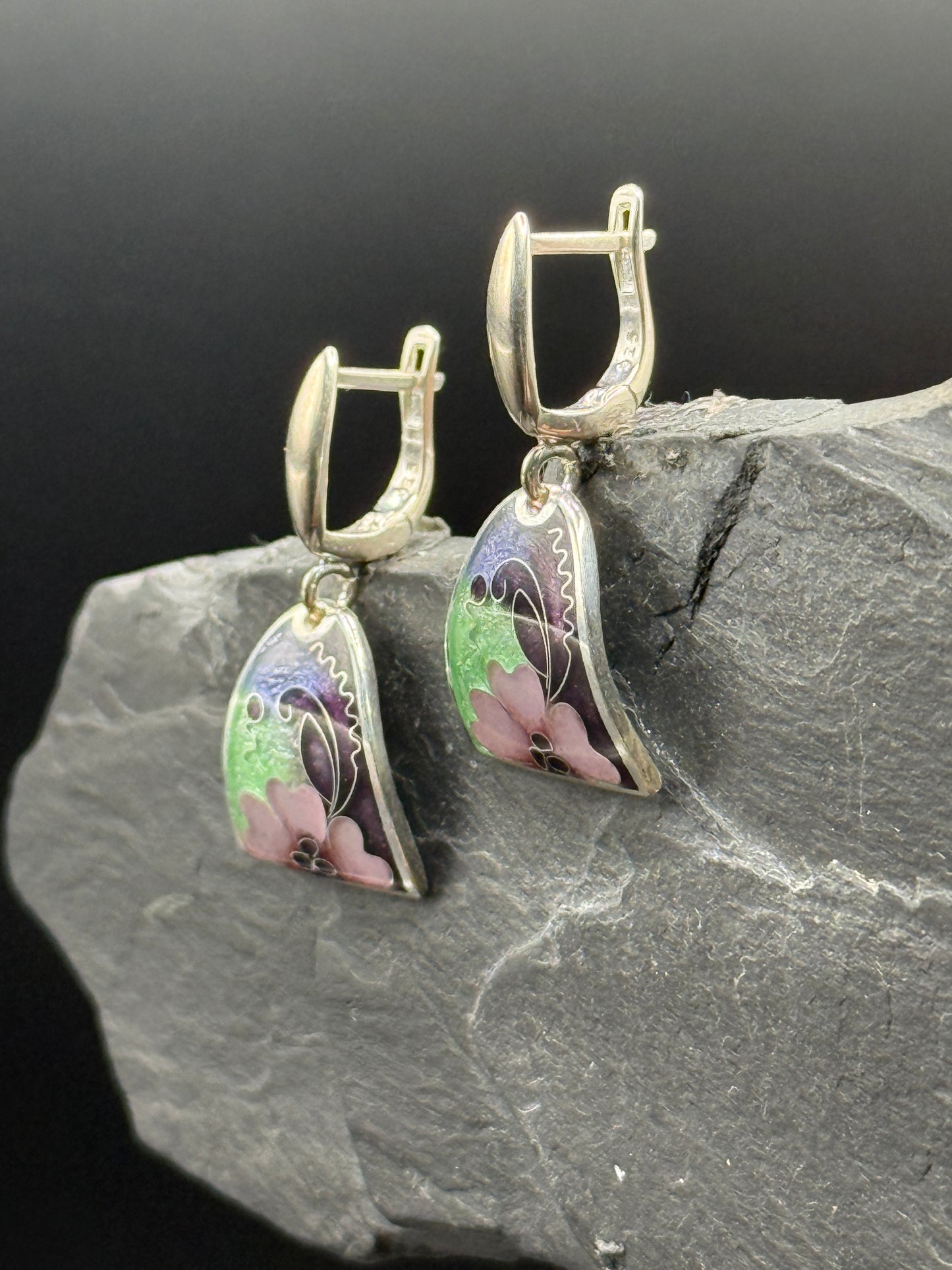 Kõrvarõngad “Violetne niit” – Minanqari hõbe ja email