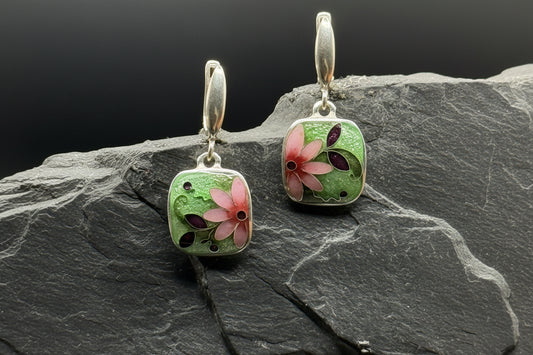 Kõrvarõngad “Kevadine õis” – Minanqari hõbe ja email