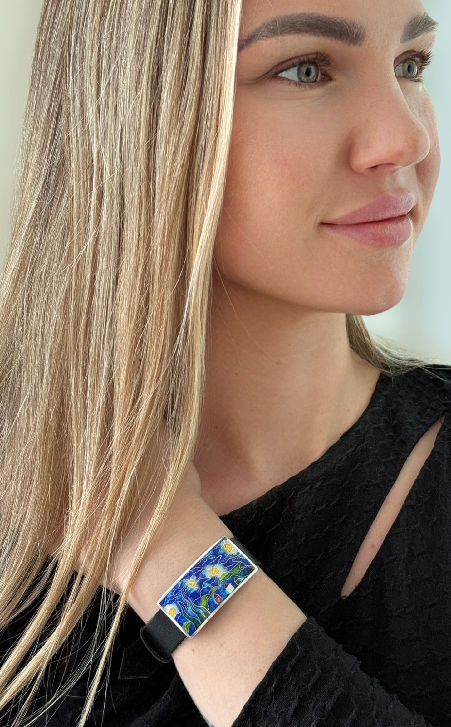 Käevõru “Tähistaevas” – hõbedane ja emailiga kunstimotiiv